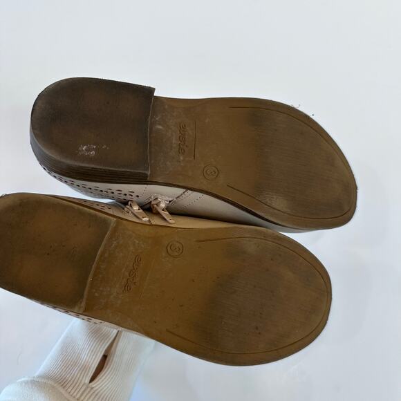 Evsie Girls Perforated Ankle Boot - Picture 5 of 7